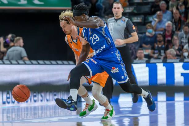 一年一度，拜仁全队穿上皮短裤拍摄大合影